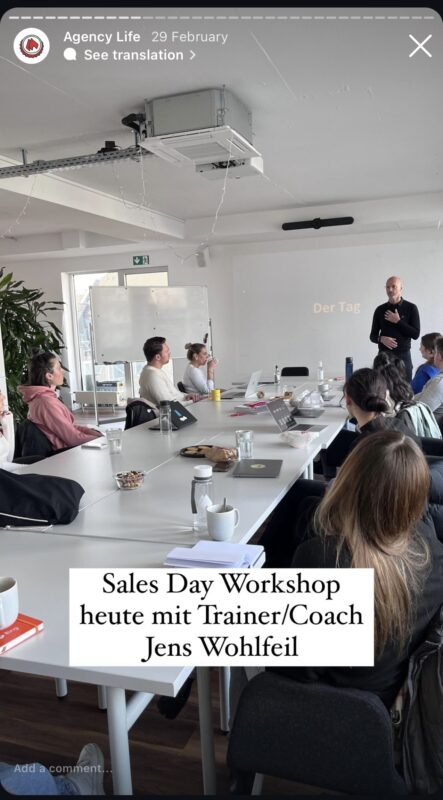 Workshop Sales Day bei morefire mit Trainer Jens Wohlfeil, Team im Besprechungsraum