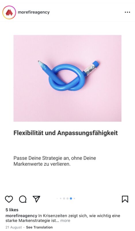 Gebogener blauer Stift als Symbol für Flexibilität und Anpassungsfähigkeit in der Marketingstrategie