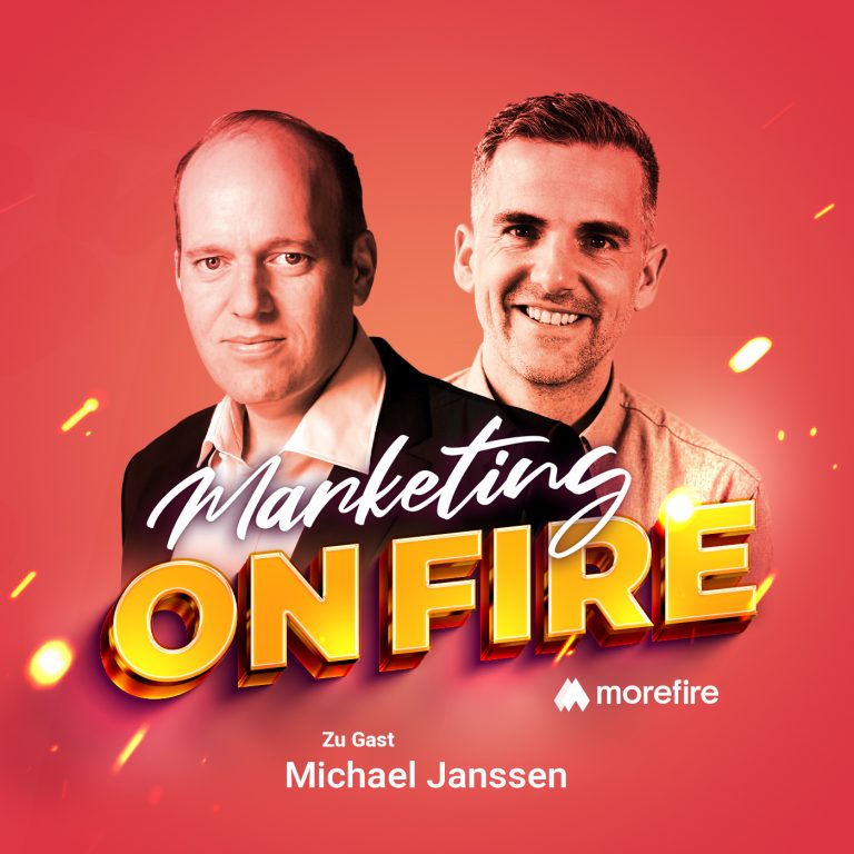 Michael Janssen und Gastgeber des Marketing on Fire Podcasts vor einem roten Hintergrund