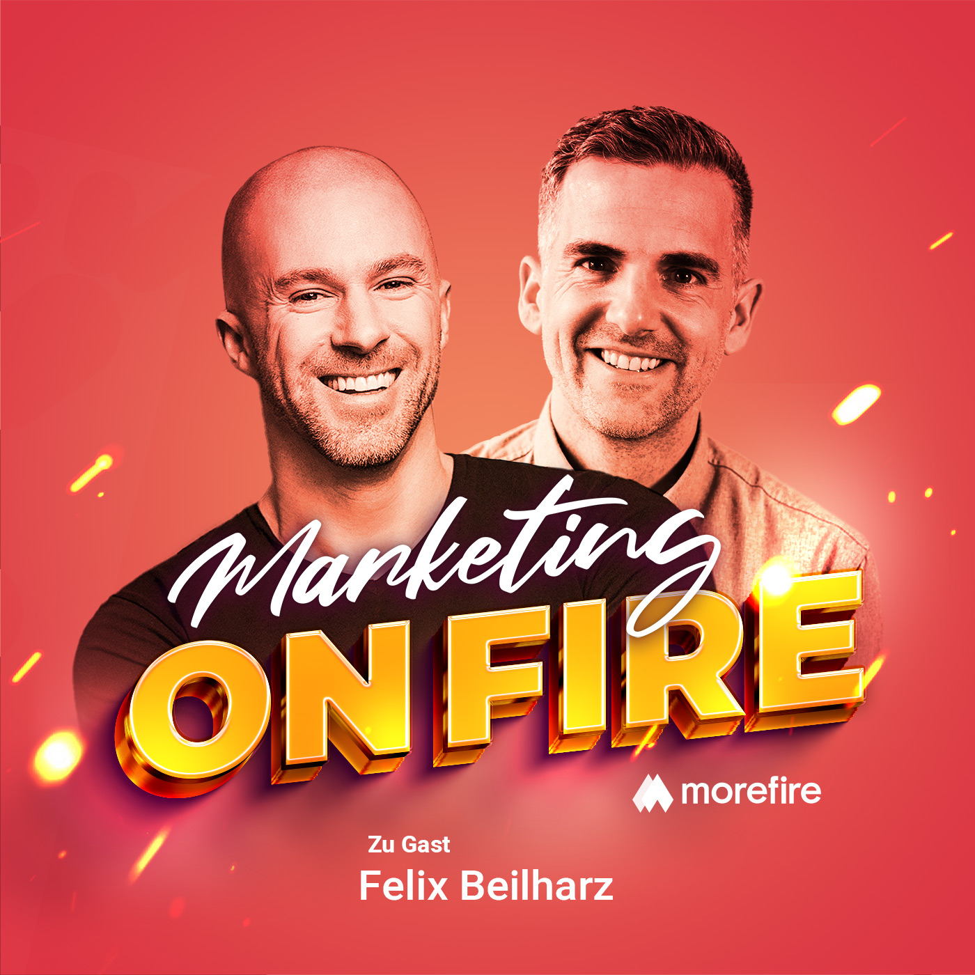 Felix Beilharz und Gastgeber des Marketing on Fire Podcasts vor einem roten Hintergrund