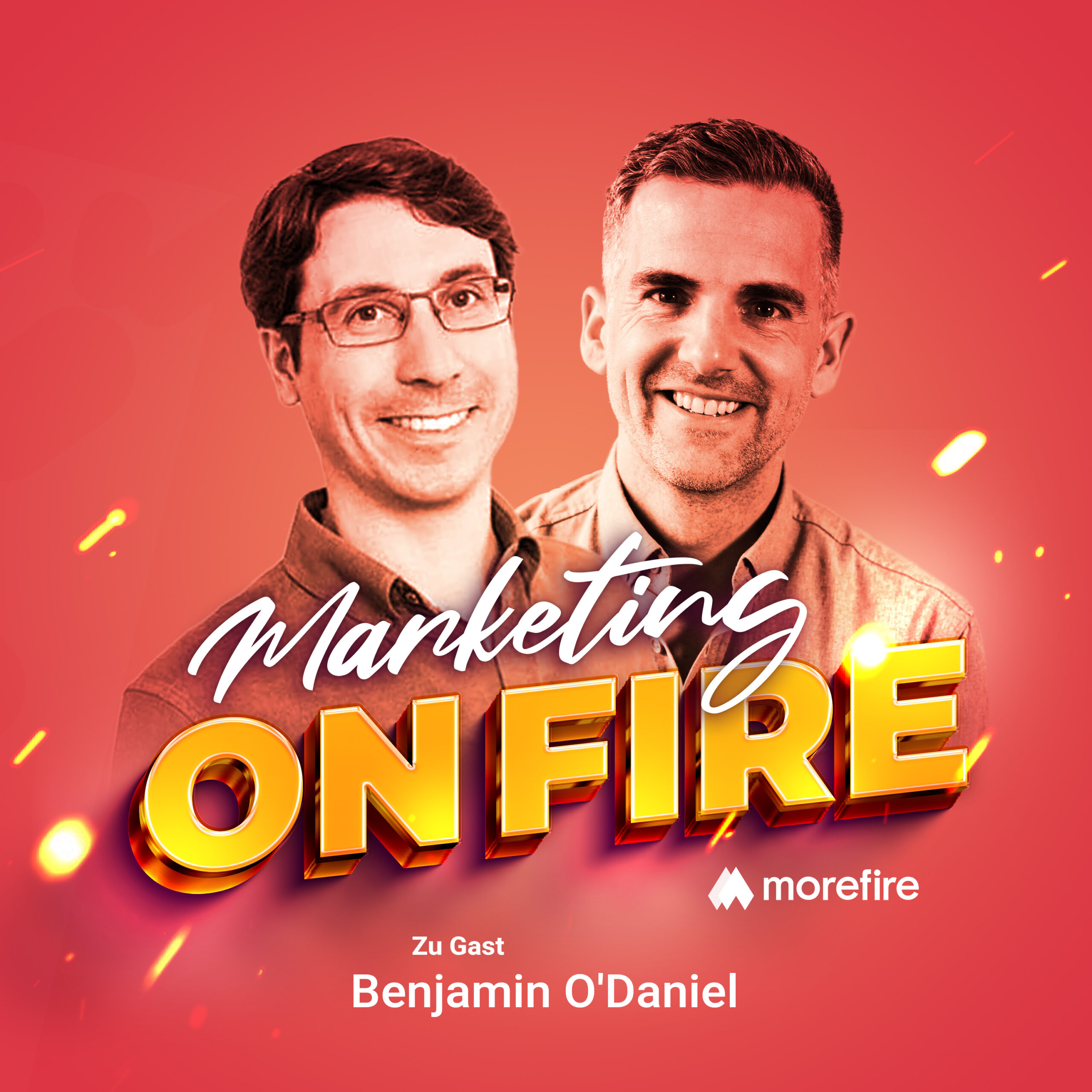 Felix Beilharz und Gastgeber des Marketing on Fire Podcasts vor einem roten Hintergrund