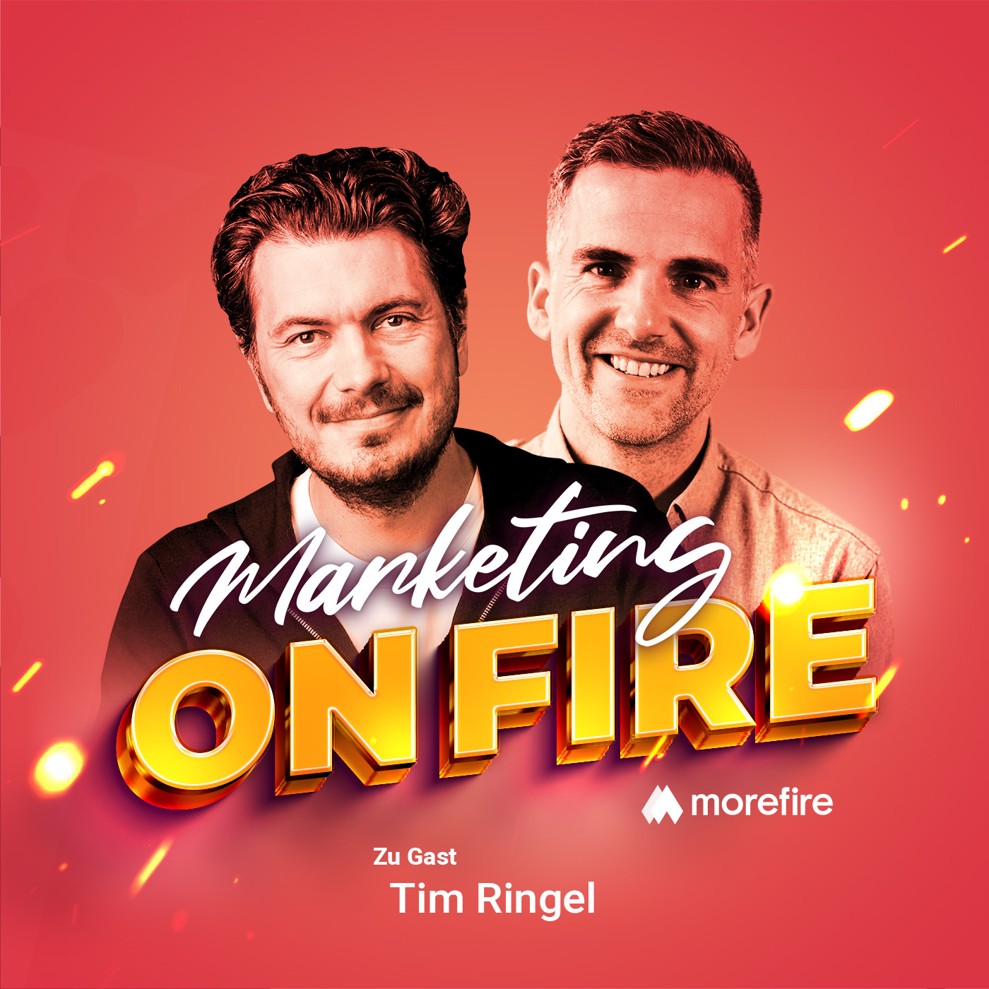 Tim Ringel und Gastgeber des Marketing on Fire Podcasts vor einem roten Hintergrund