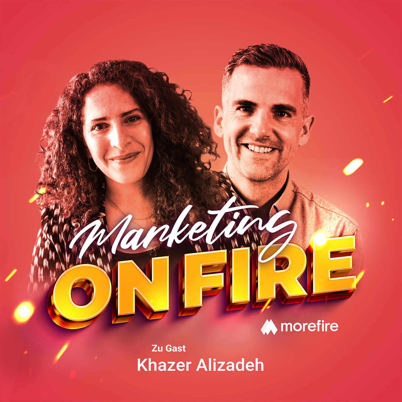 Marketing on Fire Podcast Folge mit Khazer Alizadeh und einem weiteren Gastgeber, beide lächelnd vor einem roten Hintergrund